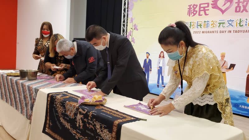 ▲ 新住民現場展示手作蠟染技藝(右三為桃園市高副市長安邦、右二為移民署林副署長宏恩、右一為泰國籍新住民孫莉安)。（圖/移民署提供）