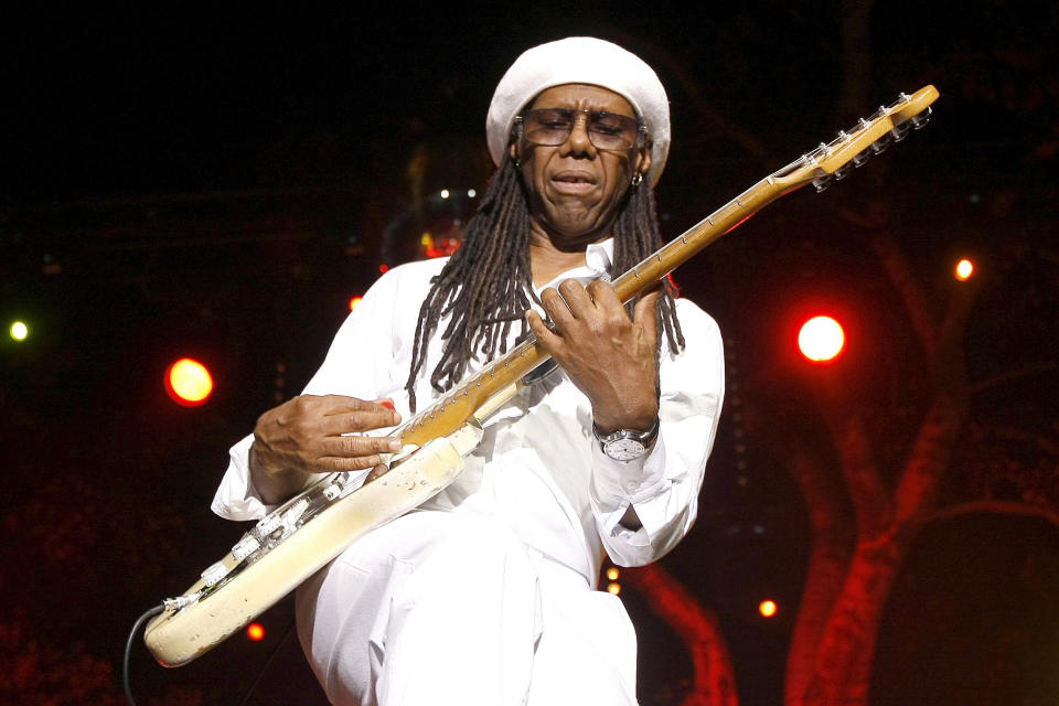 ARCHIVO - El guitarrista Nile Rodgers de Chic se presenta en el Festival de Jazz de los 5 Continentes, en Marsella, Francia, el 20 de julio de 2013. Rodgers, compositor estadounidense y cofundador de la influyente banda de música disco de la década de 1970 Chic, y el compositor y director de orquesta finlandés Esa-Pekka Salonen ganaron el Premio Polar de Música 2024, anunció el jurado el 12 de marzo de 2024. (Foto AP/Claude Paris, file)