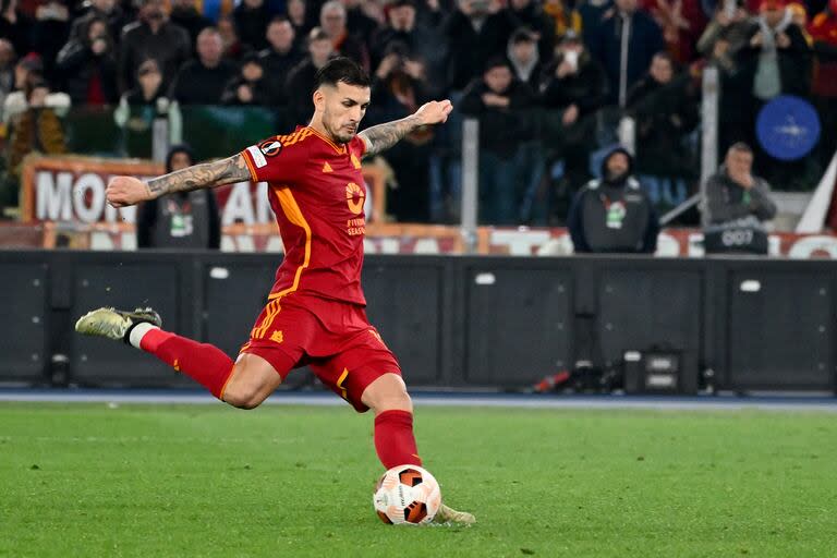 Leandro Paredes, una de las figuras de Roma, que afrontará un duelo complejo frente a Leverkusen por la Europq League