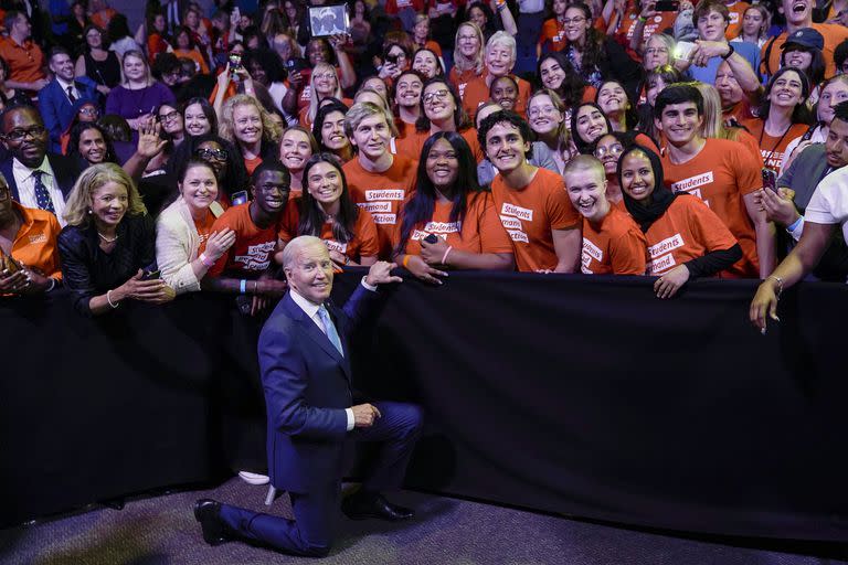 El presidente Joe Biden posa para una foto con el grupo Students Demand Action después de hablar en la Cumbre Nacional de Comunidades más Seguras en la Universidad de Hartford en West Hartford, Connecticut, el viernes 16 de junio de 2023