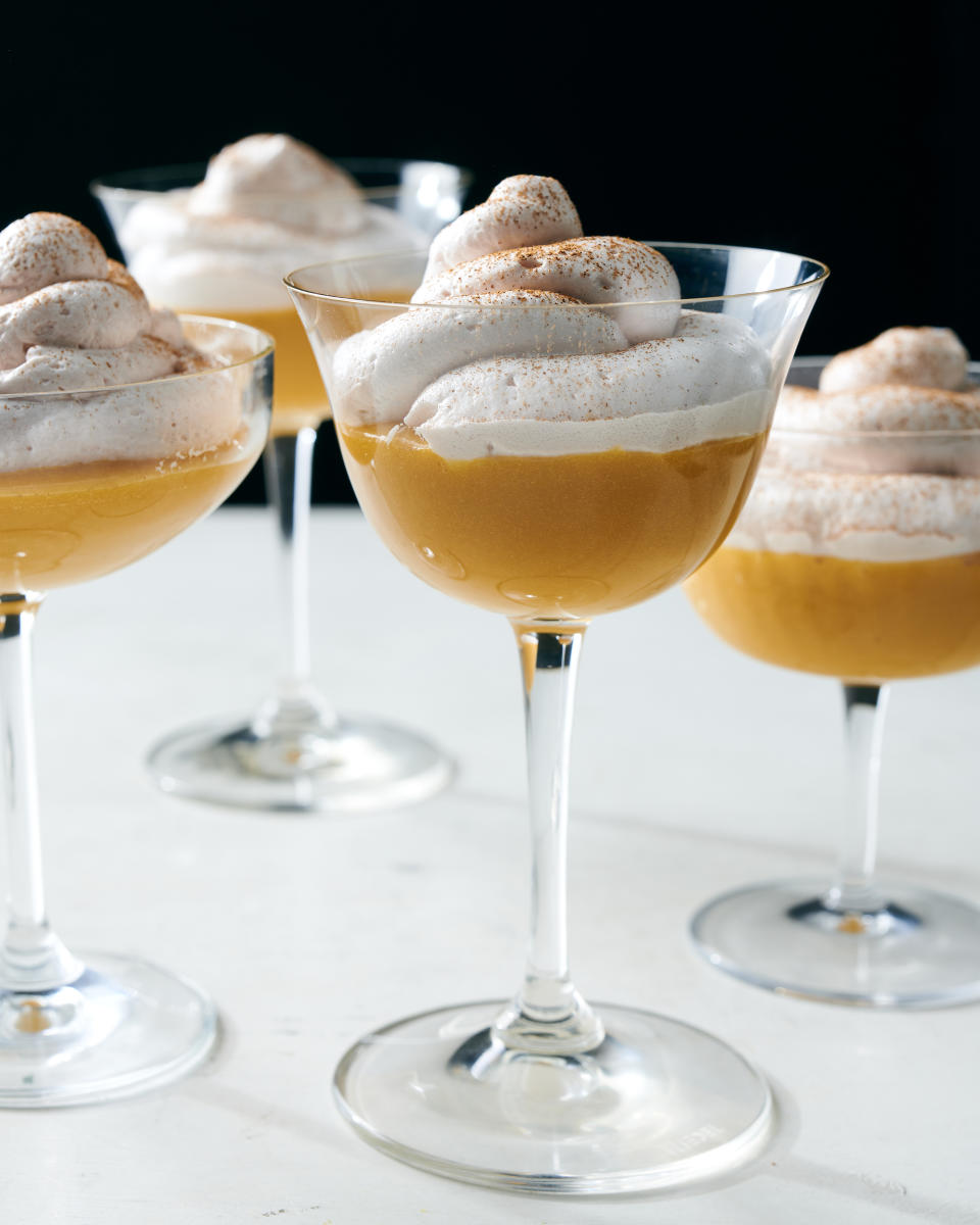 Suspiro a la limeña (budín de caramelo con merengue al oporto). Diseño culinario de Simon Andrews. (David Malosh/The New York Times)