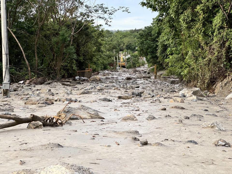 受颱風山陀兒外圍環流影響，蘇花路廊零星落石及土石流，台9線164.5k崇德段土石流覆蓋路面，崇德至和平段暫時無法通行。（圖／公路局東區養護工程分局提供）