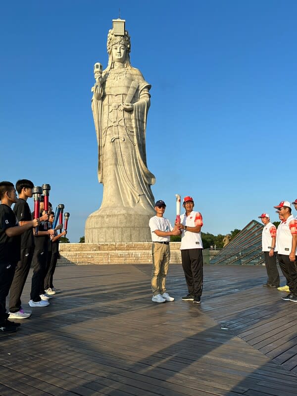 全運會聖火抵達最終站馬祖  112年全國運動會10月21日將在台南市登場，聖火傳 遞為期2週，首次以各縣市名勝古蹟作為聖火交接 點，13日進入最終站連江縣馬祖，在媽祖巨神像前展 開聖火傳遞。 （台南市政府提供） 中央社記者張榮祥台南傳真  112年10月14日 