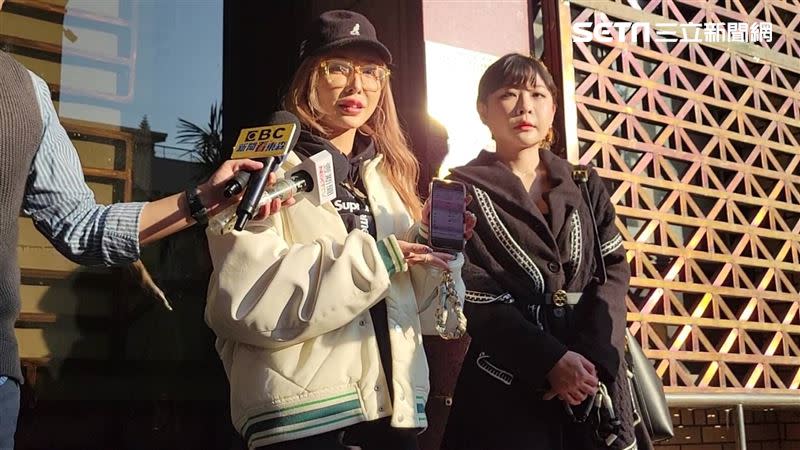 雪碧（左）赴台北地檢署要對Toyz和網友提告公然侮辱、誹謗等罪。（圖／記者楊佩琪攝）