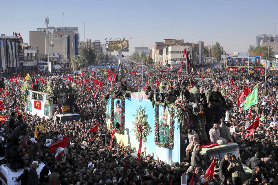 Los ataúdes del general Qassem Soleimani y los demás fallecidos en Irak por un ataque de dron estadounidense son trasladados en camiones rodeados por dolientes durante un cortejo fúnebre en la ciudad de Kerman, en Irán, el martes 7 de enero de 2020. (Erfan Kouchari/Tasnim News Agency via AP)