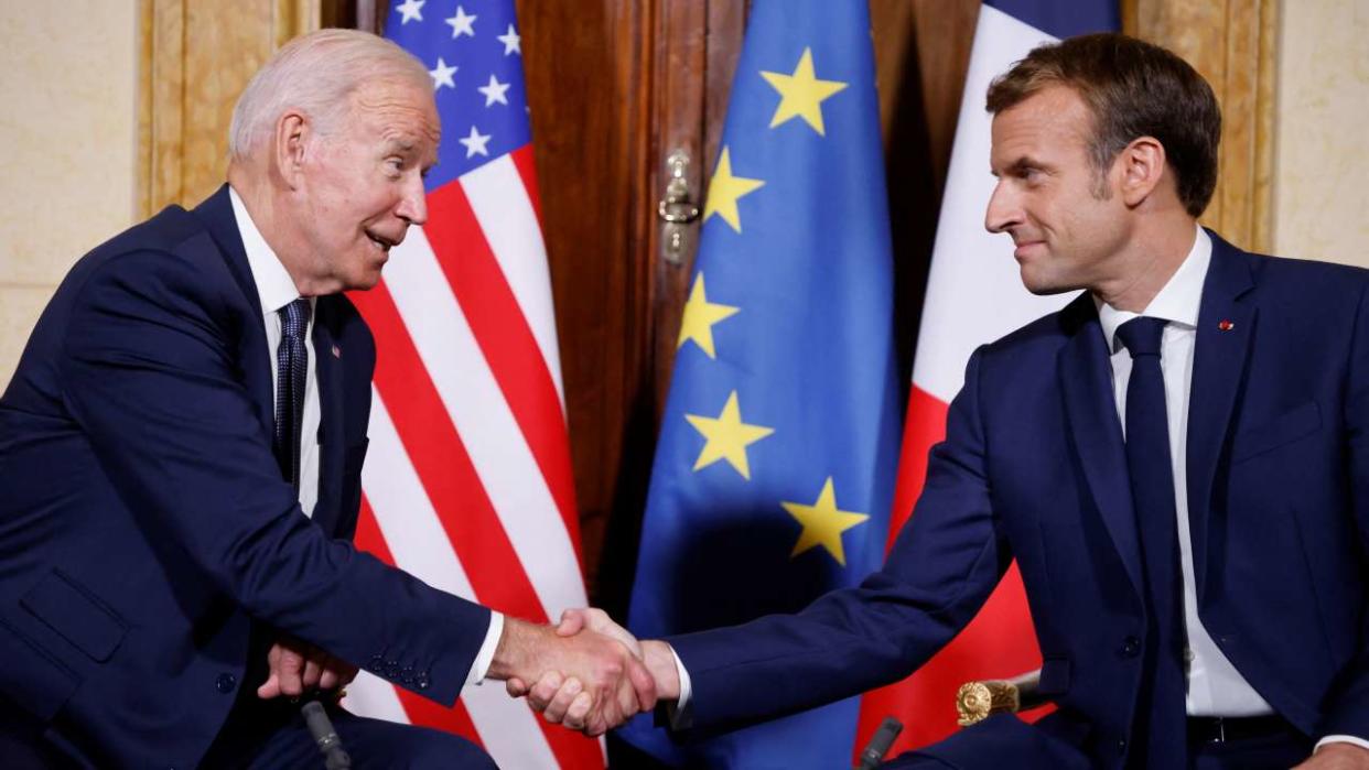 Le président français Emmanuel Macron (à droite) et le président américain Joe Biden (à gauche) lors de leur rencontre à l’ambassade de France au Vatican à Rome le 29 octobre 2021.