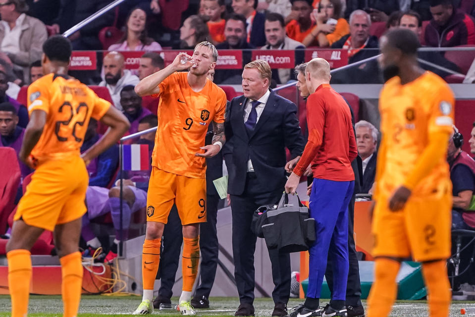AMSTERDAM, NETHERLANDS - OCTOBER 13: Head-Coach Ronald Koeman of the Netherlands checking Wout Weghorst of the Netherlands. during the UEFA EURO 2024 Qualifying Round Group B match between Netherlands and France at Johan Cruijff ArenA on October 13, 2023 in Amsterdam, Netherlands (Photo by Andre Weening/ BSR Agency/ Getty Images)
