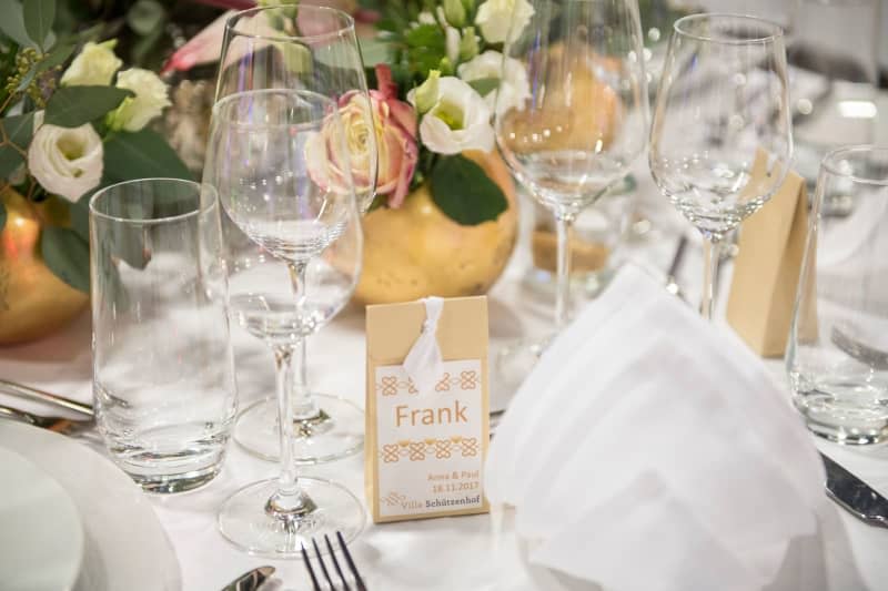 Some couples like to hand out small wedding gifts as a take-home memento for people to think back to this big day. One environmentally conscious idea with nice symbolism is to give flower seeds. Robert Günther/dpa