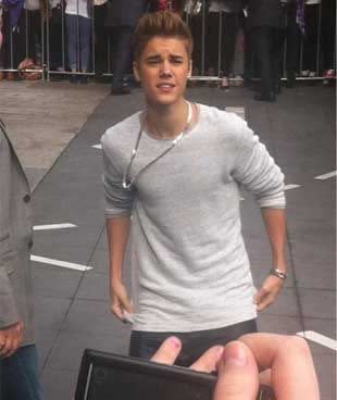 Justin signing autographs for fans outside his hotel, The Olsen, in Melbourne. Credit: Twitter