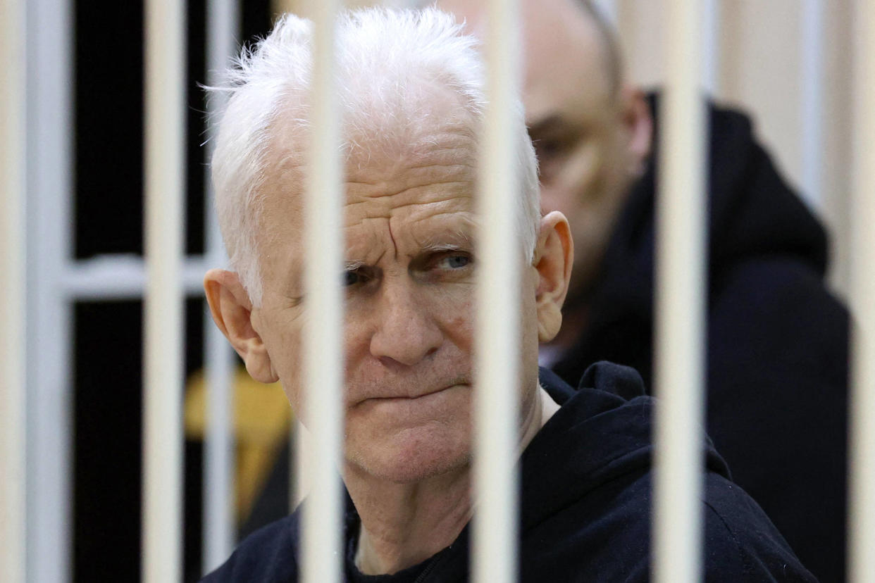 Ales Bialiatski dans le box lors de son procès à Minsk, en Biélorussie, le 1er mars 2023.