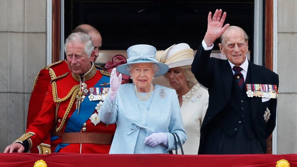 Die königliche Familie verfolgt die Geburtstagsparade vom Balkon des Buckingham Palastes.