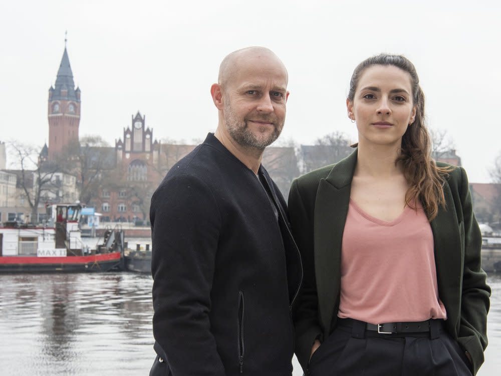 "Jenseits der Spree": Ex-Kriminalhauptkommissar Robert Heffler (Jürgen Vogel) und Kriminalhauptkommissarin Kay Freund (Seyneb Saleh) ermitteln in Berlin-Köpenick. (Bild: ZDF / Oliver Feist)