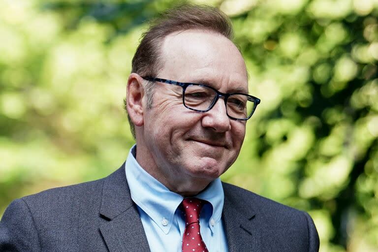 Spacey fue acusado de agresión sexual por varios hombres en 2017, en el apogeo del movimiento #MeToo. El 29 de octubre de 2017, el actor de Star Trek: Discovery, Anthony Rapp, acusó a Spacey de hacerle insinuaciones sexuales cuando tenía 14 años