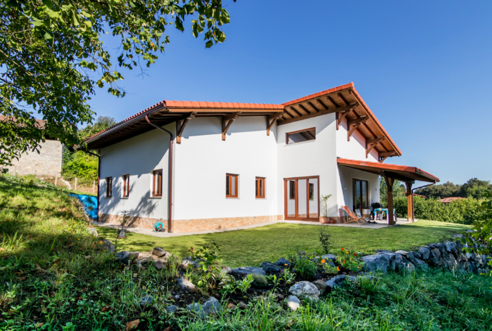 Para edificar esta casa unifamiliar en el municipio vasco de Dima fue necesario realizar importantes movimientos de tierra y colocar una escollera (estructura de bloques de piedra) porque se trata de una zona montañosa y húmeda. La firma Ecopaja luego construyó una estructura de dos alturas con una estructura de madera maciza y paja de trigo compactada como elemento aislante para lograr la máxima eficiencia energética.