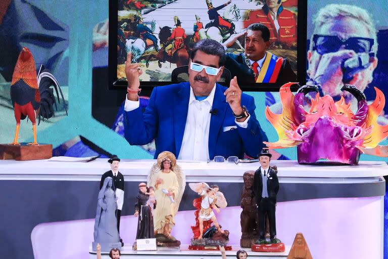 Maduro hace bromas durante un programa de la TV venezolana. (Photo by JHONN ZERPA / Venezuelan Presidency / AFP) / RESTRICTED TO EDITORIAL USE - MANDATORY CREDIT 