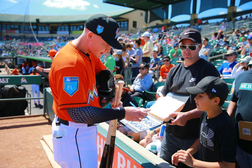 Anderson signs ball and baseball cards