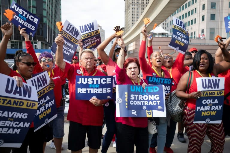 Des membres du syndicat UAW défilent au premier jour de la grève, le 15 septembre 2023 à Detroit, dans le Michigan (BILL PUGLIANO)