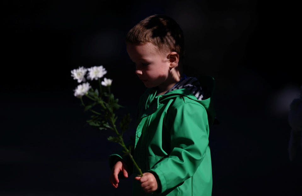 <p>Ein kleiner Junge in Balmoral, Schottland, hat ebenfalls Blumen für die Queen mitgebracht (Bild: REUTERS/Hannah McKay)</p> 