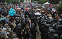 <p>Riot police detain demonstrators during an anti-corruption protest in St. Petersburg, Russia June 12, 2017. (Anton Vaganov/Reuters) </p>