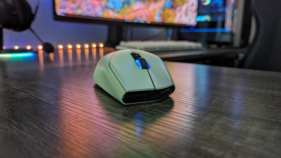 Image of the Alienware Wireless Gaming Mouse (AW620M).