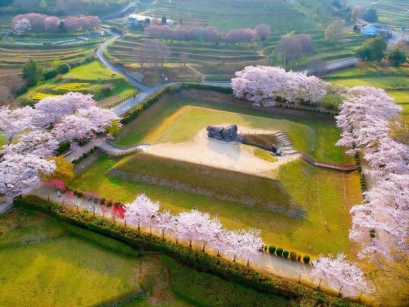 ▲飛鳥地區「明日香村」是日本昔日的政治中心，經過千年的時代演變，至今仍保存不少宮殿遺跡、古墳及寺廟等人文史蹟，被稱為是日本人的心靈故鄉。（圖／資料照片）