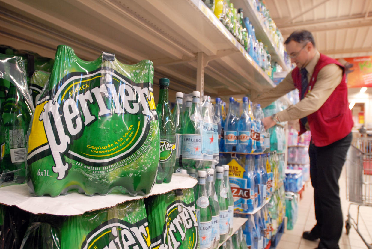 Les bouteilles de Perrier, mais aussi de Vittel, Hépar et Contrex, ont été concernées par des traitements interdits.