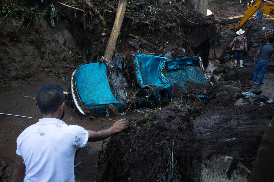 <p>PERIBÁN (MÉXICO), 24/09/2018.- Vista general de vehículos y objetos arrastrados por las fuertes corrientes de agua, lodo y piedras hoy, lunes 24 de septiembre de 2018, tras el desbordamiento del río Cutio por las intensas lluvias generadas por el Frente Frío Número 2, en la zona del cacerío del municipio de Peribán, del occidental estado mexicano de Michoacán (México). . EFE/ Luis Enrique Granados </p>