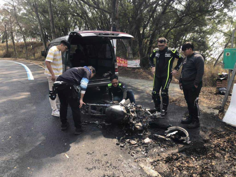 彰化139線 騎士壓車過彎火燒車　28萬元經典款化成一團熊熊烈火。（圖／彰化踢爆網／吳敏菁彰化傳真）