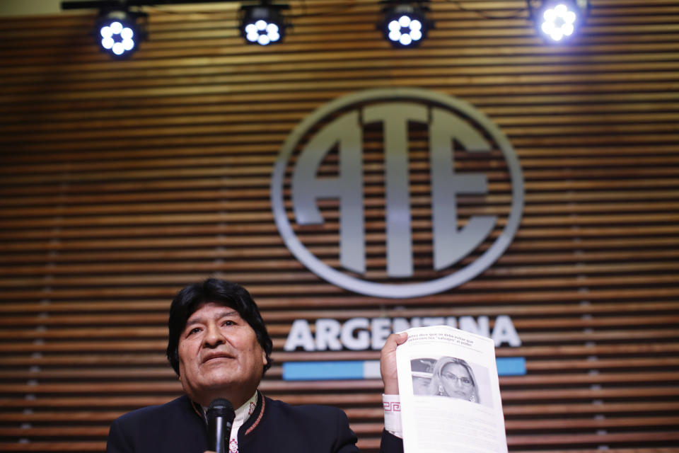 El expresidente de Bolivia, Evo Morales, sostiene una copia de un artículo de noticias que muestra a la presidenta interina de su país, Jeanine Áñez, con el titular "Ánez dice que se debe evitar que retornen 'los salvajes' al poder", refiriéndose a su deseo de regresar a Bolivia y postularse para senador, en una conferencia de prensa en Buenos Aires, Argentina, el viernes 21 de febrero de 2020. (AP Foto / Natacha Pisarenko)