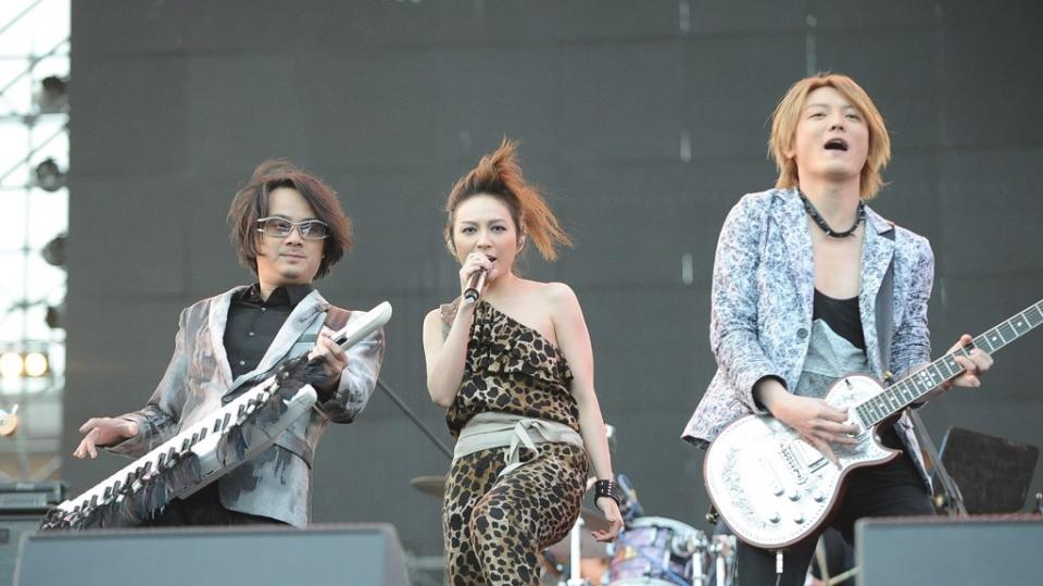 F.I.R.飛兒樂團原成員鍵盤手陳建寧(左起)、主唱Faye、吉他手阿沁。（圖／新華社）