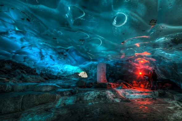 Alaskan-ice-cave-pictures-could-collapse-any-minute