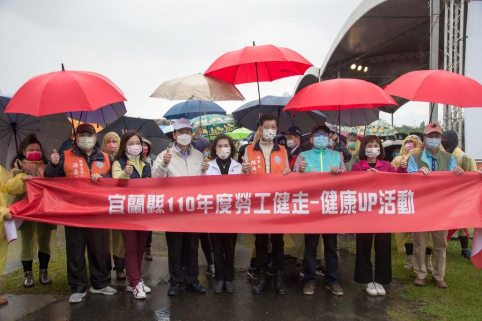 宜蘭縣勞工健走選在壯圍沙丘地景藝術節場地舉辦，近千人參加，其摸彩獎品豐富。（縣府提供）