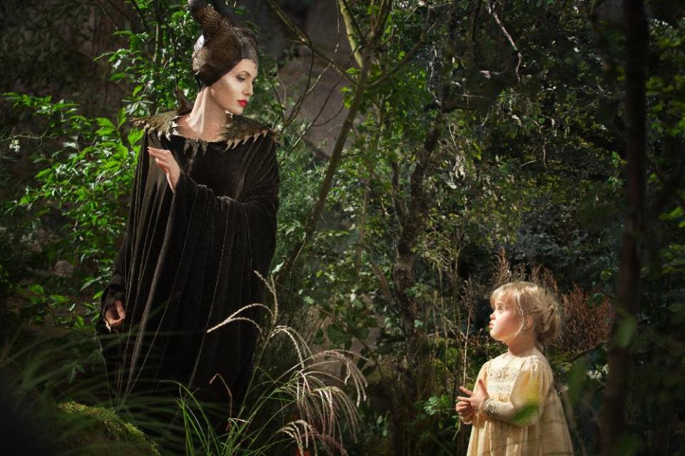 Angelina Jolie como Maléfica izquierda y su hija Vivienne Jolie-Pitt como Aurora en una escena de "Maléfica", que se estrenará el 30 de mayo. (Foto AP/Disney, Frank Connor)