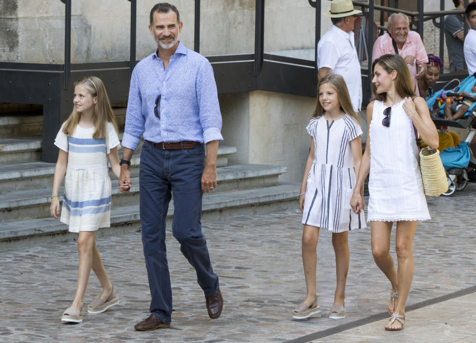 La reina Letizia, el rey Felipe y sus dos hijas