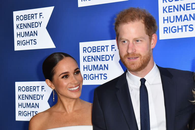 El príncipe Harry, duque de Sussex, y Meghan, duquesa de Sussex, llegan a la 2022 Robert F. Kennedy Human Rights Ripple of Hope Award Gala en el Hilton Midtown en Nueva York el 6 de diciembre de 2022.