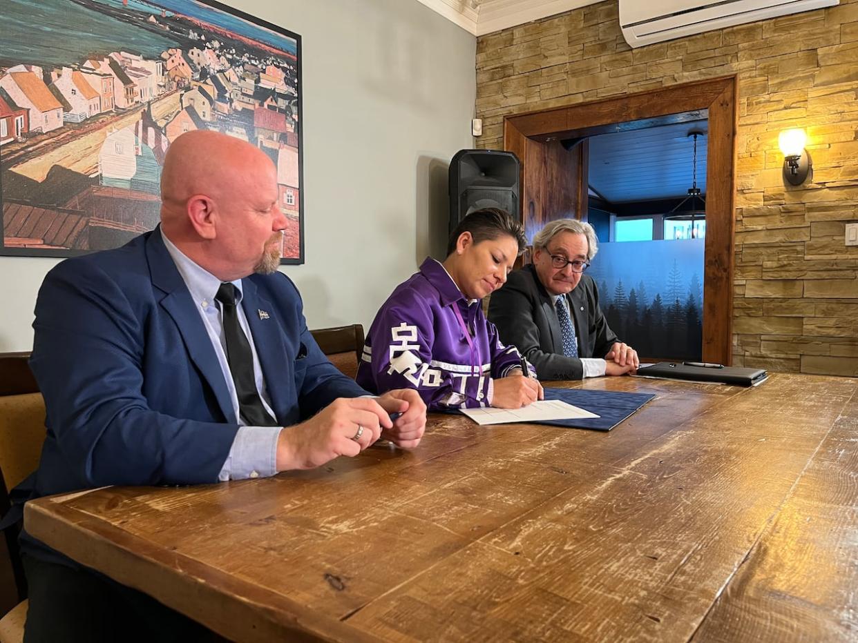 Indigenous Affairs Minister Ian Lafrenière, left, Grand Chief Kahsennenhawe Sky-Deer, middle, and Hydro-Québec president and CEO Michael Sabia, right, signed the deal for their 40-year partnership on Thursday.  (Paula Dayan-Perez/CBC - image credit)