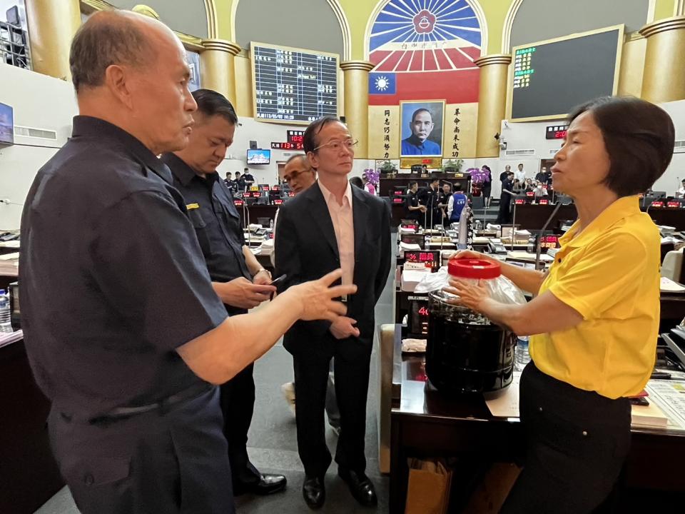 台南市議員王家貞在議會質詢，指民眾陳情到醫院遇到「鏢客」，一醰藥酒被骗19萬3千元。記者吳淑玲／攝影