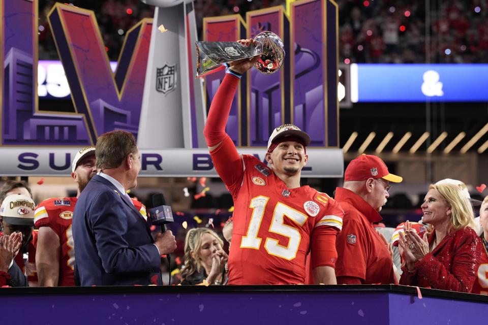 El quarterback Patrick Mahomes (15) alza el trofeo Vince Lombardi tras la victoria ante los 49ers de San Francisco en el Super Bowl 58, el domingo 11 de febrero de 2024, en Las Vegas. (AP Foto/John Locher)