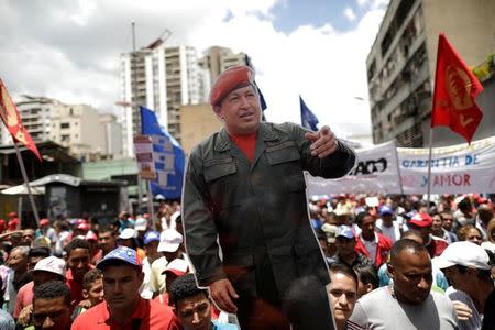 Pro-government supporters holding an image of Venezuela's late President Hugo Chavez attend a march in Caracas, Venezuela August 7, 2017. REUTERS/Ueslei Marcelino