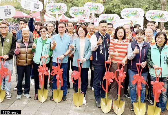 屏東市公所植樹送愛，市長周佳琪（中）鼓勵市民種樹造林愛地球。