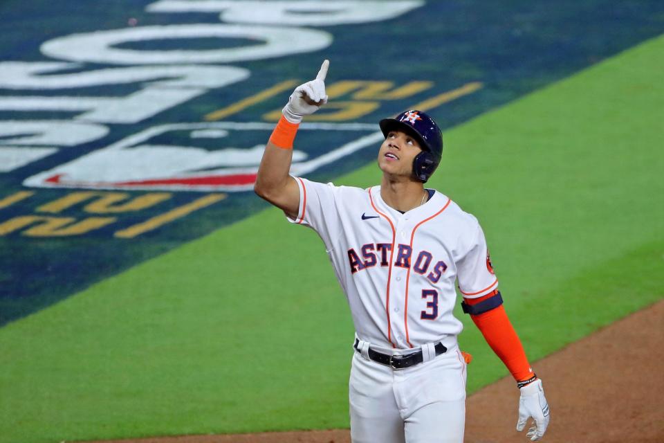 El campocorto de los Astros, Jeremy Pena, apunta al cielo después de conectar un jonrón en el Juego 1.