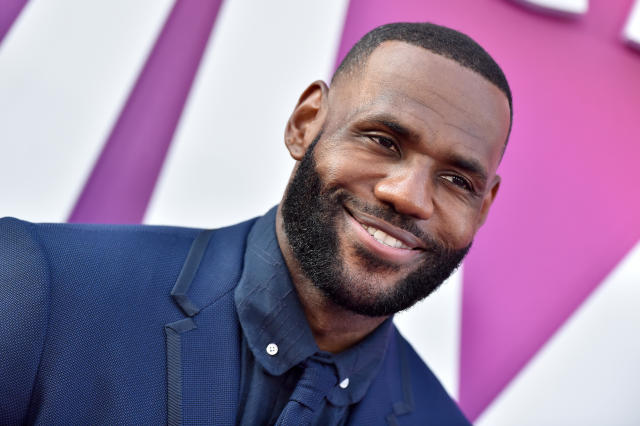 LeBron James sticks with shorts as choice for travel outfit to NBA