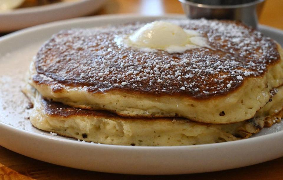 Stackin' Cakes, un par de pancakes de suero de leche caseros con mantequilla batida y una espolvoreada de azúcar en polvo, se sirve en Yolked Kitchen. Fotografiado el jueves 11 de julio de 2024 en Clovis.