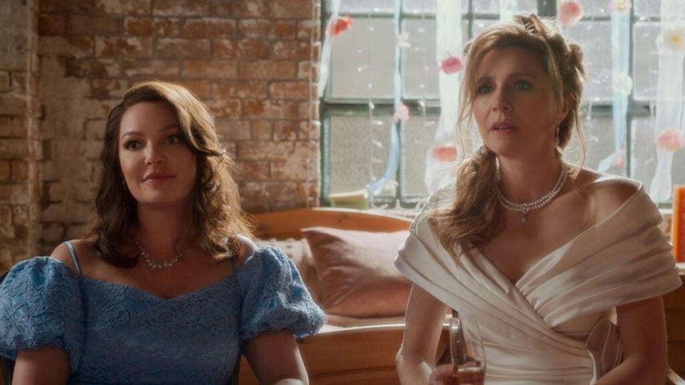 Katherine Heigle as Tully Hart and Sarah Chalke as Kate Mularkey in "Firefly Lane" (Netflix)