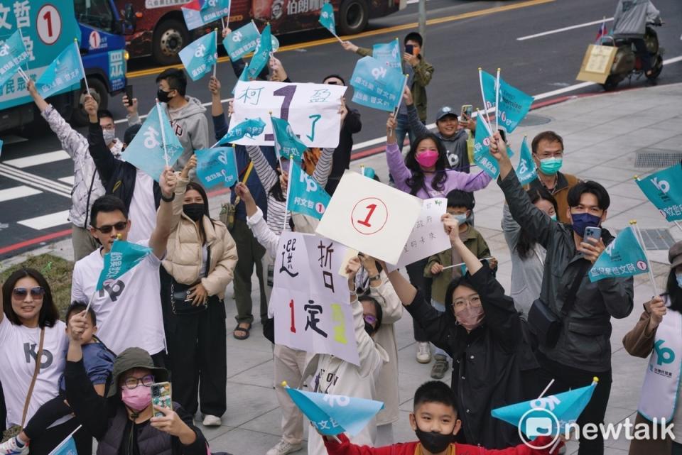 民眾黨總統候選人柯文哲今(7)早在高雄市區掃街拜票，支持者在路旁向柯文哲加油打氣。   圖：張良一 / 攝