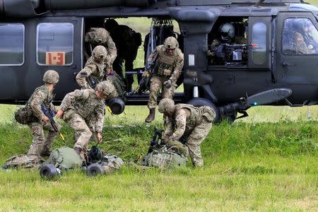 FILE PHOTO: U.S. army soldiers leave Black Hawk helicopter during Suwalki gap defence exercise in Mikyciai, Lithuania, June 17, 2017. REUTERS/Ints Kalnins/File Photo
