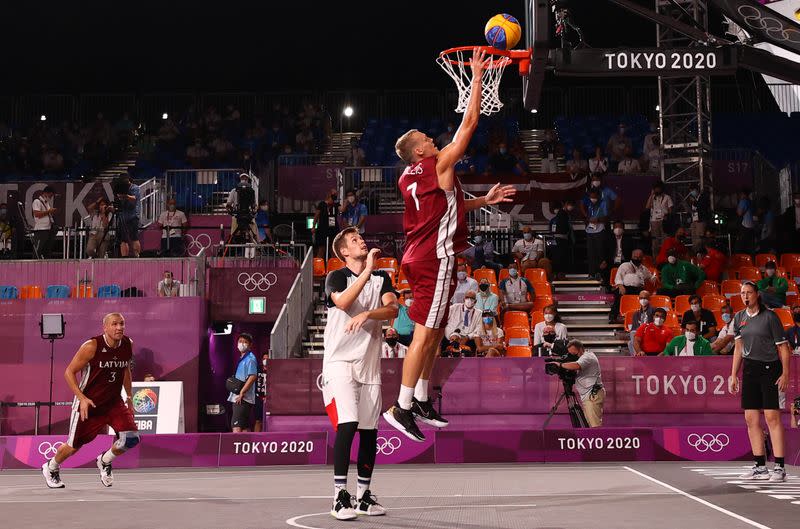 Foto del miércoles del latón Nauris Miezis en la final del baloncesto 3x3 en los Juegos de Tokio.