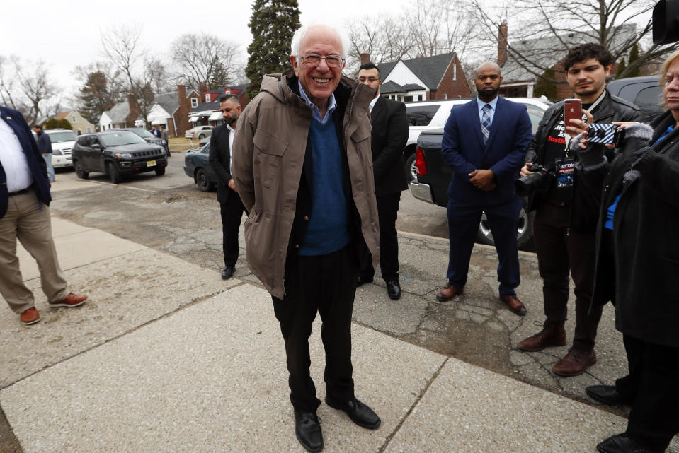 El precandidato demócrata a la presidencia Bernie Sanders visita un centro de votación en Detroit, el martes 10 de marzo de 2020. (AP Foto/Paul Sancya)