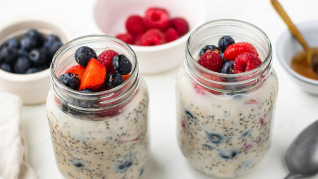 Breakfast in a Jar - Overnight Oats with Berries