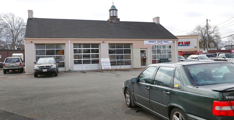 A proposed four-story condo building would replace an autobody shop on Independence Avenue in Quincy next to the Adams birthplaces.